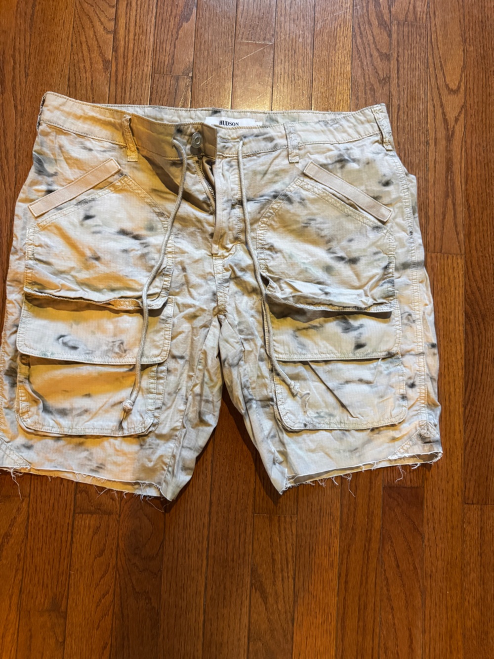 Hudson Jeans beige and gray tie-dye cargo shorts